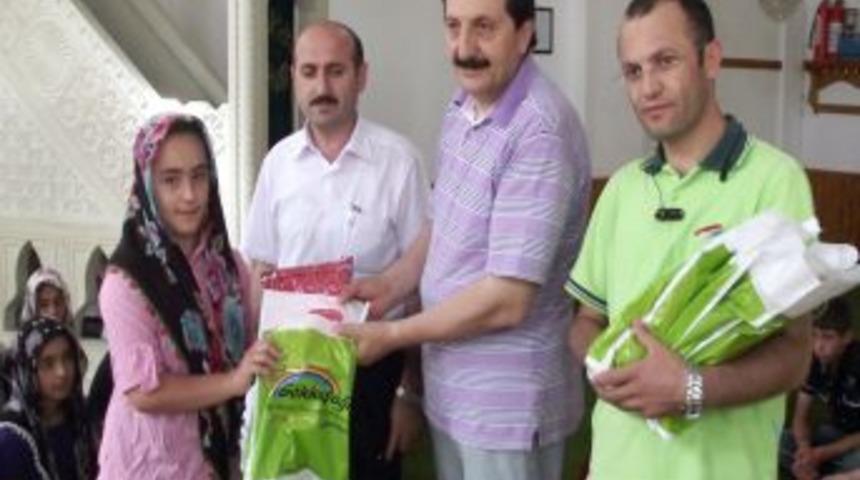 Yaz Kur&rsquo;an kursu &ouml;ğrencilerine Kur&rsquo;an-ı Kerim hediye edildi