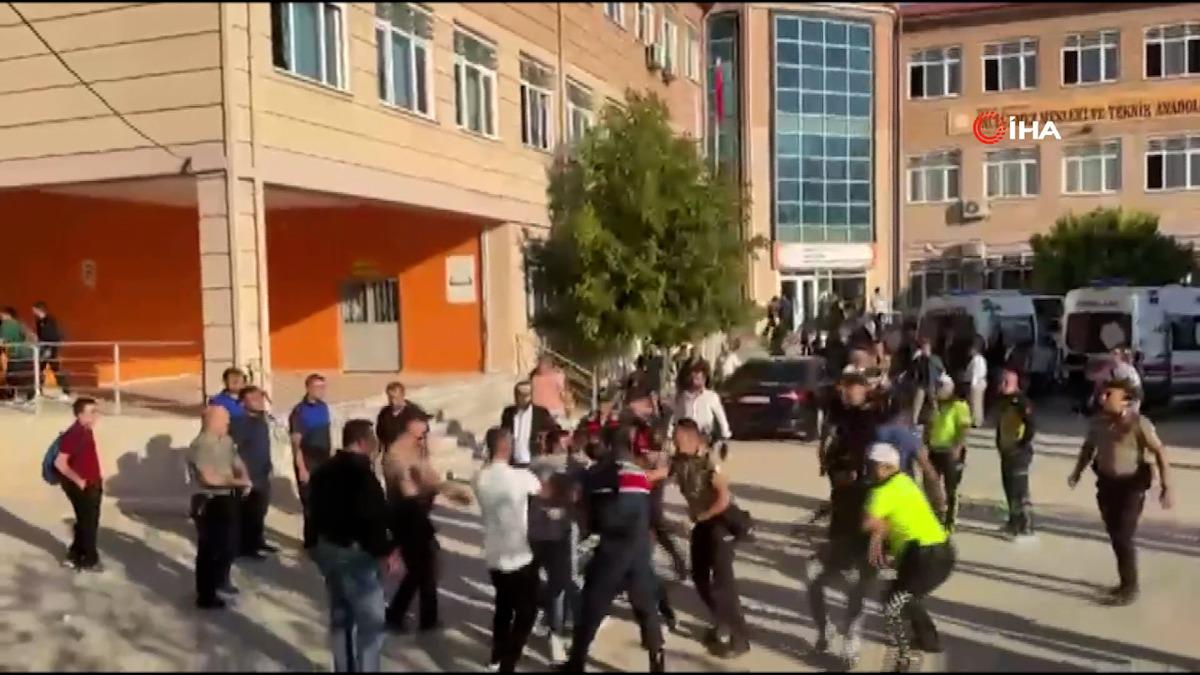 SON DAKİKA | Manisa Turgutlu da okula silahlı saldırı! Yaralı &ouml;ğrenciler var 5