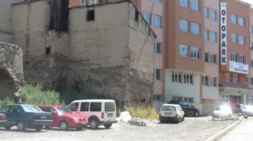 Ara&ccedil;larını sokak aralarına park eden s&uuml;r&uuml;c&uuml;lere tepki