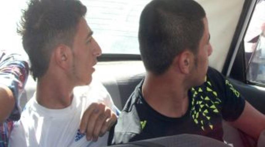 Yaşlı turistin boyundaki altını gasp ettiler