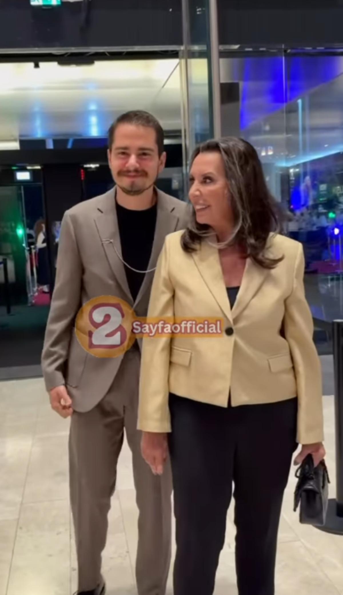 Perihan Savaş ın oğlu Savaş Zafer ödül töreninde ortaya çıktı! Babasının kopyası 1