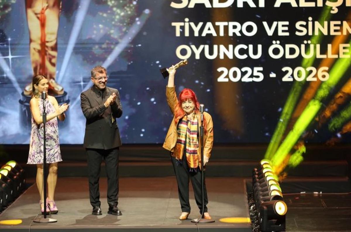 Bilge Şen "44 bin TL maaş alıyorum" diyerek ödül törenine damga vurdu 1