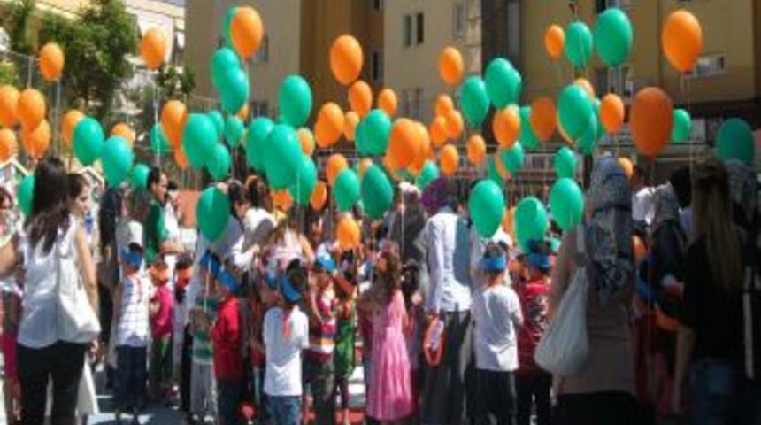 Minik &ouml;ğrenciler yeni sezona bolon u&ccedil;urarak girdi