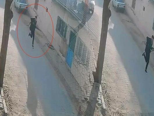 Manisa'da okul &ouml;n&uuml;nde silahlı saldırı! Saldırgan b&ouml;yle gelip, ka&ccedil;mış... İlk g&ouml;r&uuml;nt&uuml;ler ortaya &ccedil;ıktı