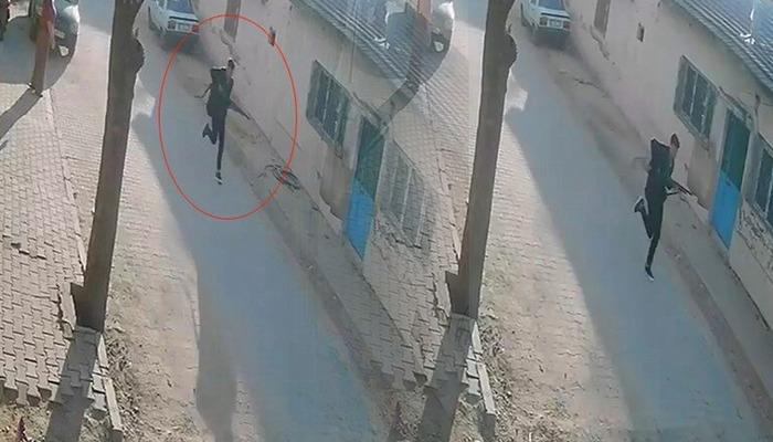 Manisa'da okul &ouml;n&uuml;nde silahlı saldırı! Saldırgan b&ouml;yle gelip, ka&ccedil;mış... İlk g&ouml;r&uuml;nt&uuml;ler ortaya &ccedil;ıktı
