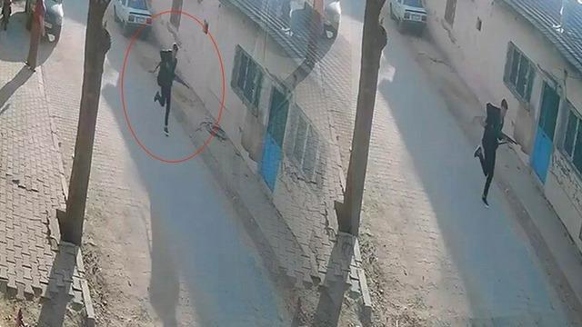 Manisa'da okul önünde silahlı saldırı! Saldırgan böyle gelip, kaçmış... İlk görüntüler ortaya çıktı
