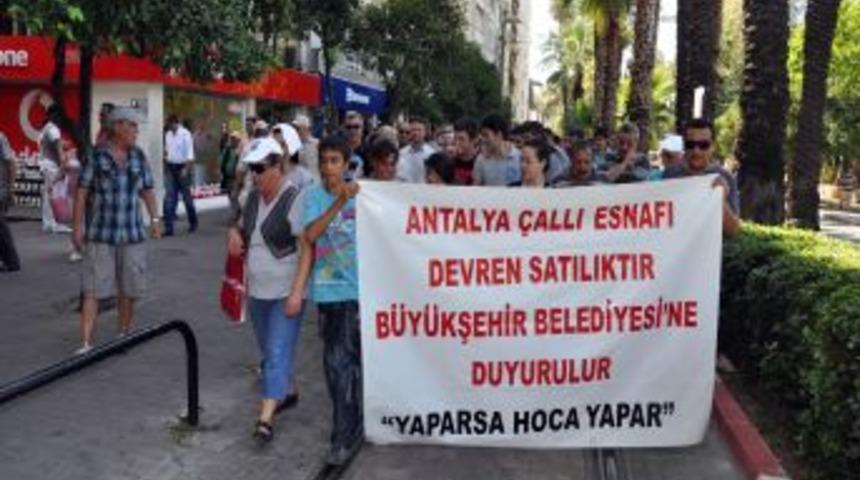Antalya&rsquo;da aksayan ulaşım vatandaşı sokağa d&ouml;kt&uuml;