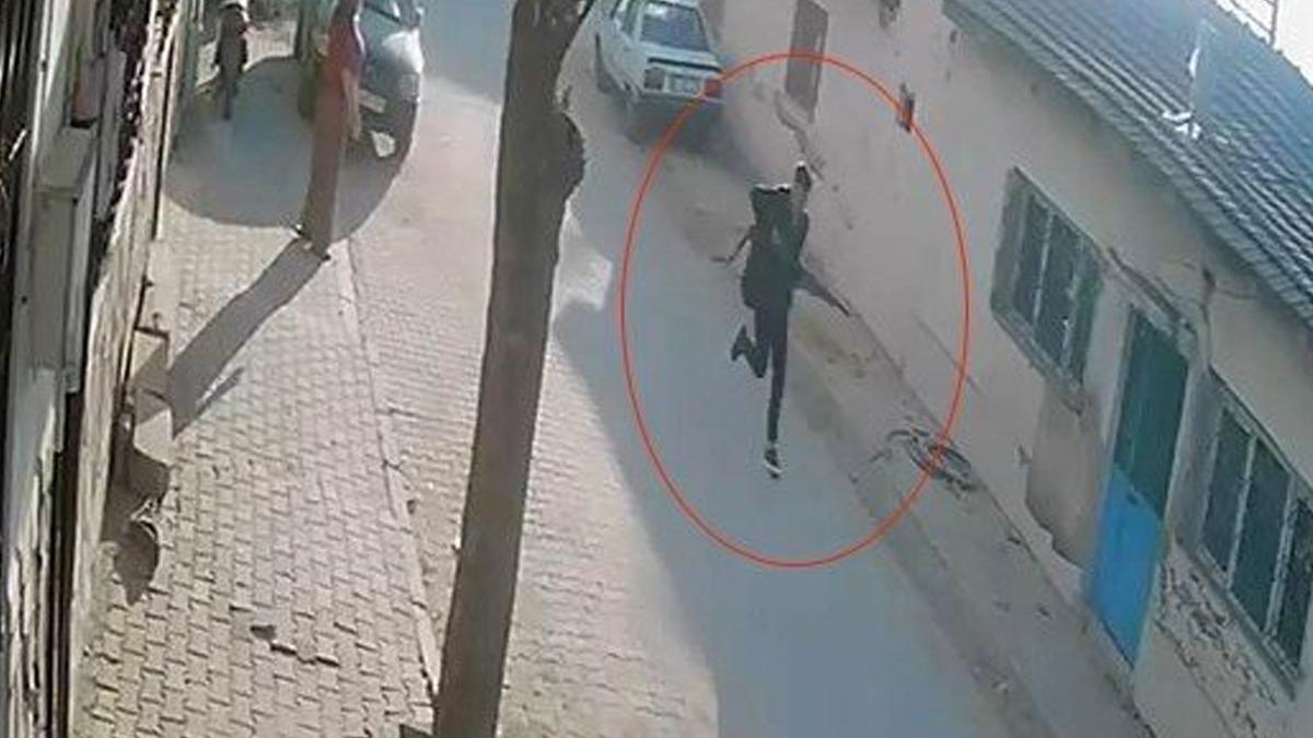 Manisa da okul önünde silahlı saldırı! Saldırgan böyle gelip, kaçmış... İlk görüntüler ortaya çıktı 2