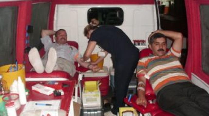 Alaplı'da teravih sonrası 22 &uuml;nite kan toplandı