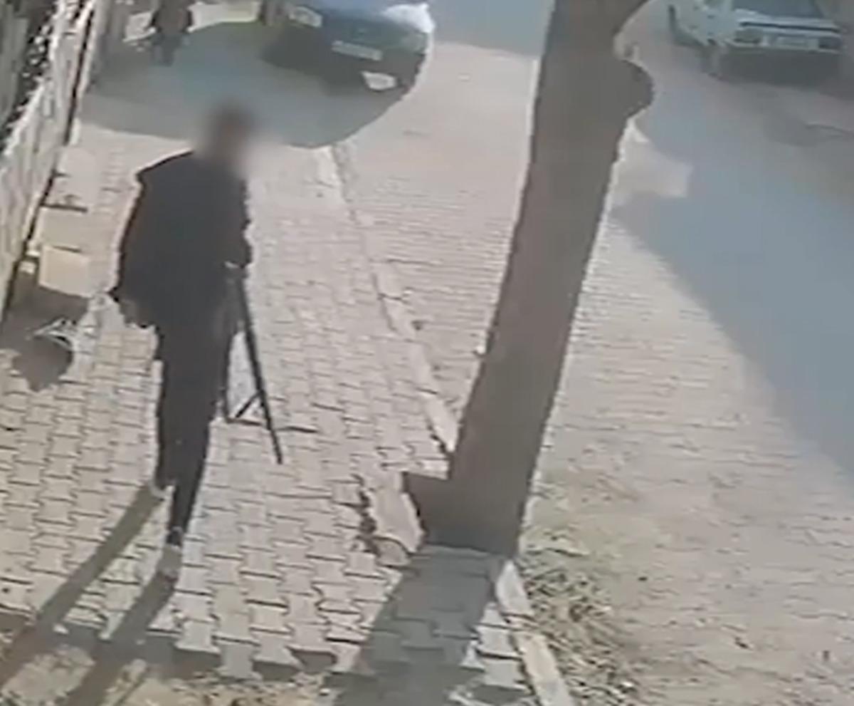 Manisa da okul önünde silahlı saldırı! Saldırgan böyle gelip, kaçmış... İlk görüntüler ortaya çıktı 1