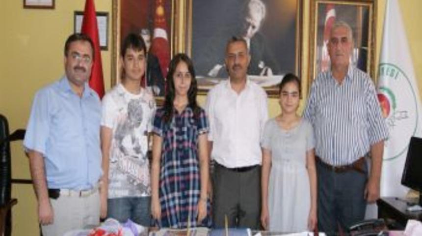 Başarılı &ouml;ğrenciler altınla &ouml;d&uuml;llendirildi