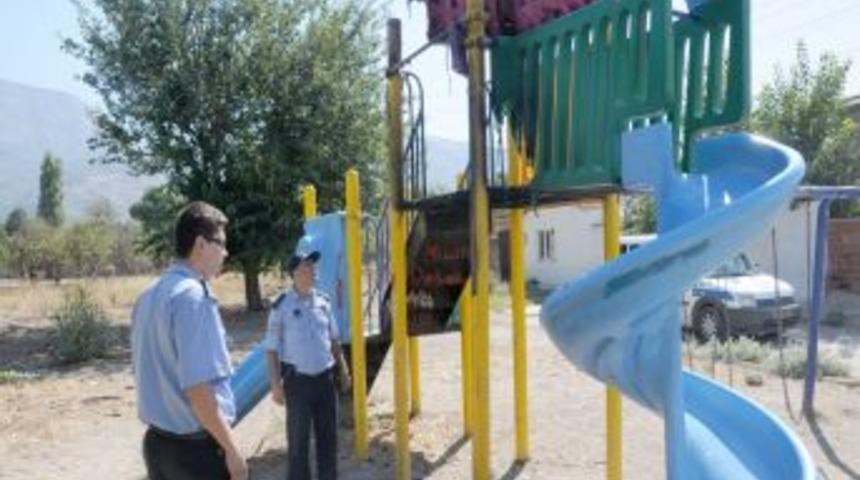 &Ccedil;ocukların oyun grubu, ateşe verilerek kullanılamaz hale getirildi