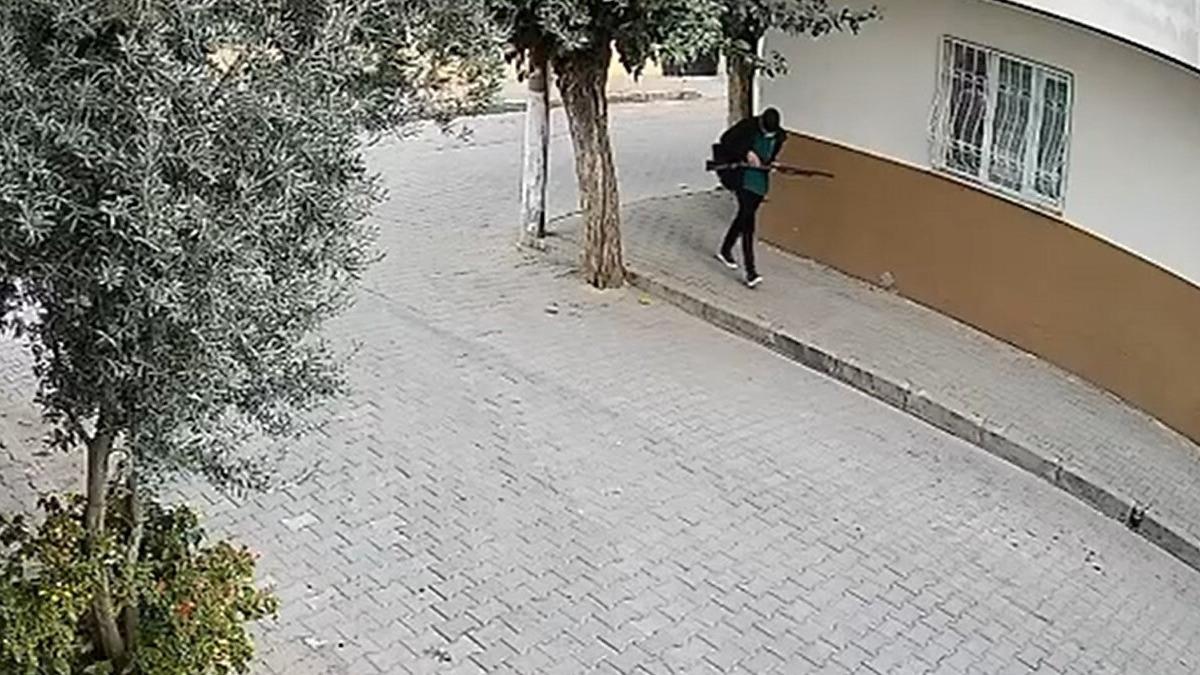 Manisa da okul önünde silahlı saldırı! Saldırgan böyle gelip, kaçmış... İlk görüntüler ortaya çıktı 3