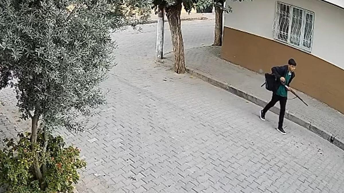 Manisa da okul önünde silahlı saldırı! Saldırgan böyle gelip, kaçmış... İlk görüntüler ortaya çıktı 4