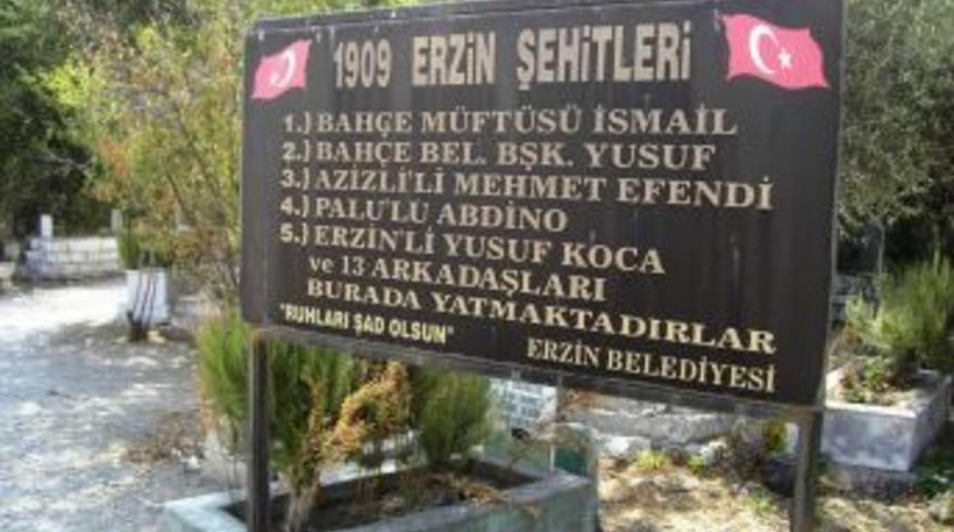 Şehitler ama bir mezar taşları bile yok