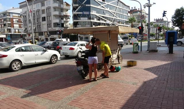 Kırmızı ışıkta motosikletle bekleyen turistler bir anda kaldırıma çıktı, büfeye çarpıp yere savruldu 1