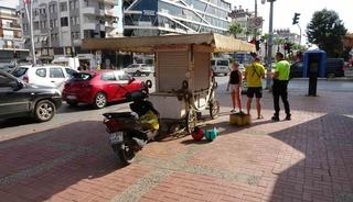 Kırmızı ışıkta motosikletle bekleyen turistler bir anda kaldırıma &ccedil;ıktı, b&uuml;feye &ccedil;arpıp yere savruldu