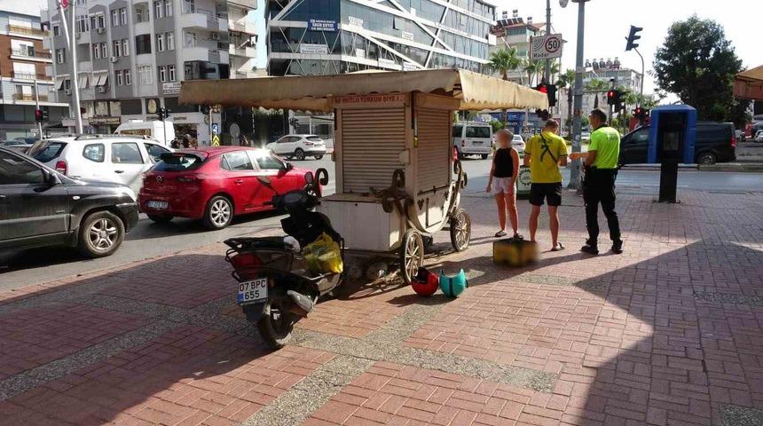 Kırmızı ışıkta motosikletle bekleyen turistler bir anda kaldırıma &ccedil;ıktı, b&uuml;feye &ccedil;arpıp yere savruldu