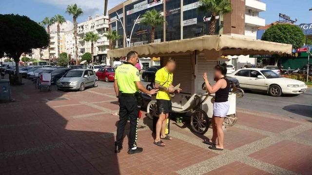 Kırmızı ışıkta motosikletle bekleyen turistler bir anda kaldırıma çıktı, büfeye çarpıp yere savruldu 4