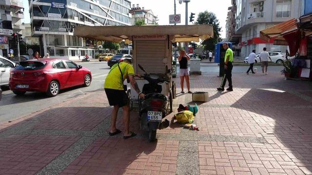 Kırmızı ışıkta motosikletle bekleyen turistler bir anda kaldırıma çıktı, büfeye çarpıp yere savruldu 6