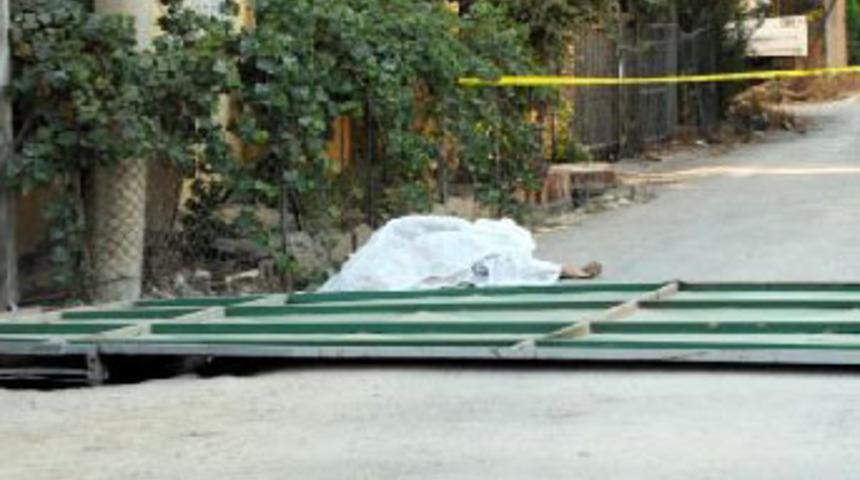 Demir kapının altında can verdi