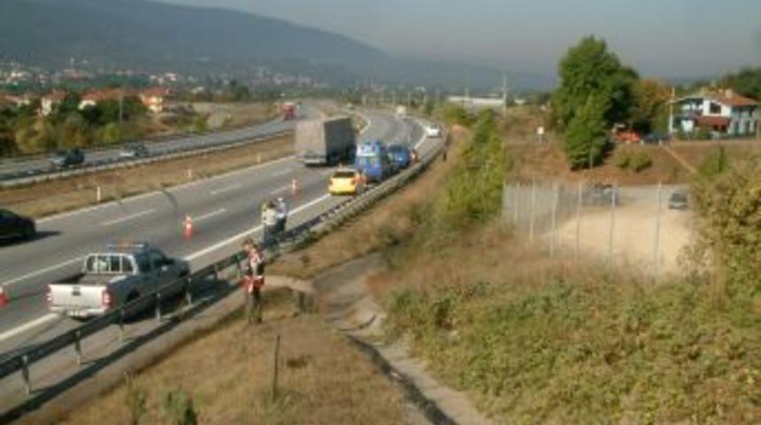 Direksiyon başında uyku kazaya neden oldu: 1 kişi &ouml;ld&uuml;, 3 kişi yaralandı