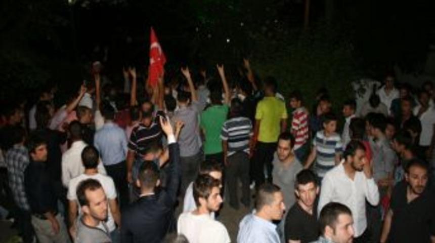 Bursa, şehitler i&ccedil;in ayağa kalktı