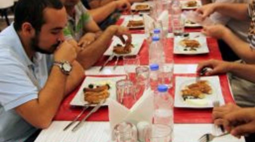 Somali'deki açlığa dikkat çekmek için iftarda simit yediler