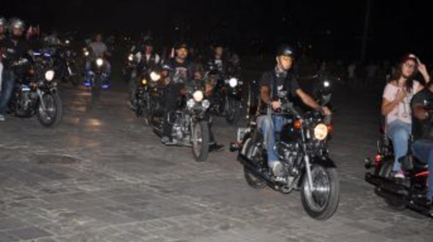 İzmir'de 70 motorcu hem depremi hem şehitleri andı