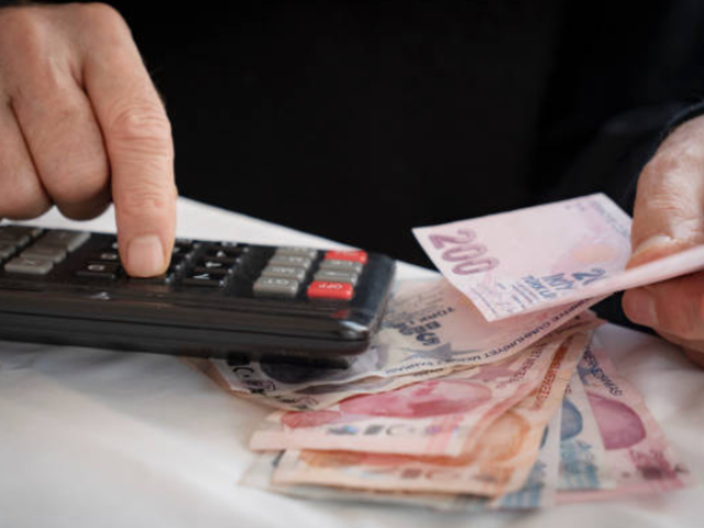 Emekli aylığını y&uuml;kseltmek m&uuml;mk&uuml;n m&uuml;? SGK uzmanı kritik detayı a&ccedil;ıkladı