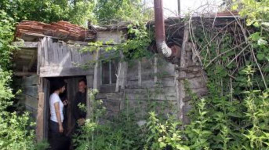 Kul&uuml;bede yaşayan yaşlı, yeni prefabrik eviyle hayata 'merhaba' dedi