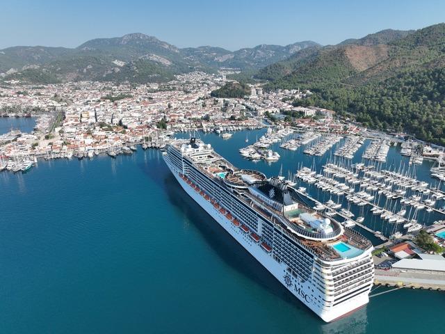 "MSC Divina" kruvaziyeri Marmaris'e 3 bin 893 turist getirdi