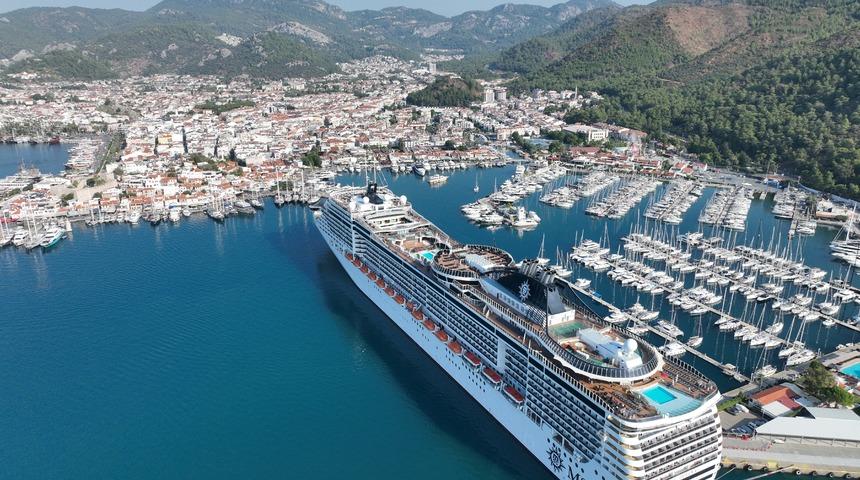 "MSC Divina" kruvaziyeri Marmaris'e 3 bin 893 turist getirdi