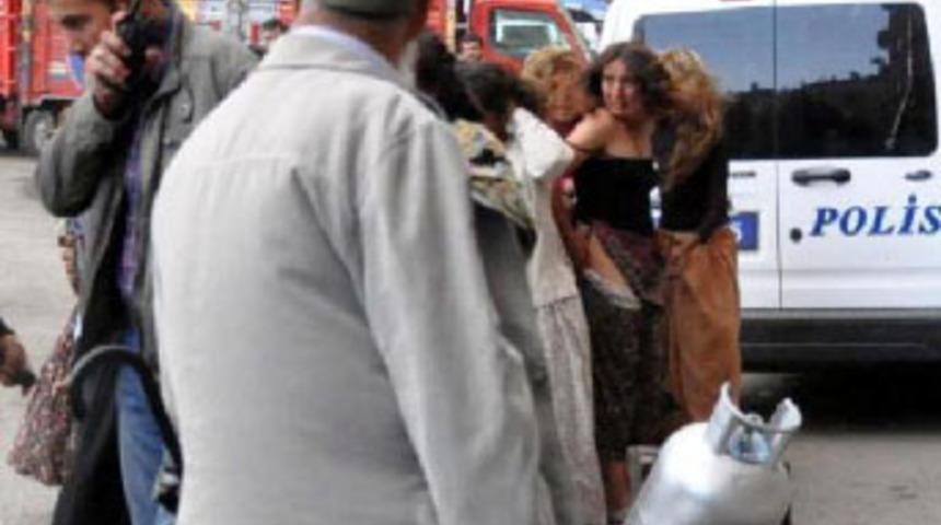 Protesto i&ccedil;in soyunmaya kalktı