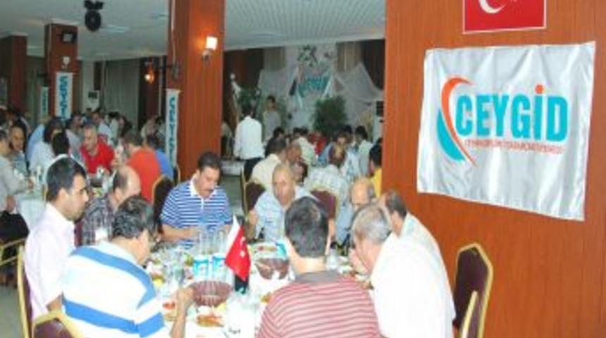 Ceyhan'daki iftarda şehitler için dua edildi