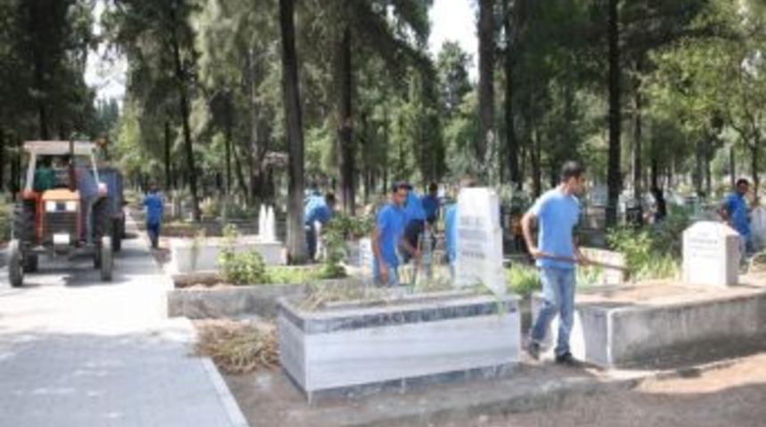 Adana'da mezarlıklar bakımdan ge&ccedil;irildi
