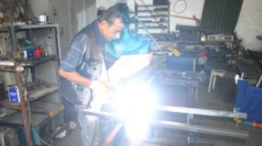 Demir işlerken şair oldu