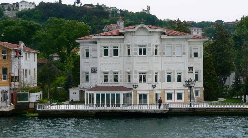 D&uuml;nyaca &uuml;nl&uuml; T&uuml;rk iş adamı milyonluk yalıya talip oldu! Teklif ettiği rakam dudak u&ccedil;uklattı