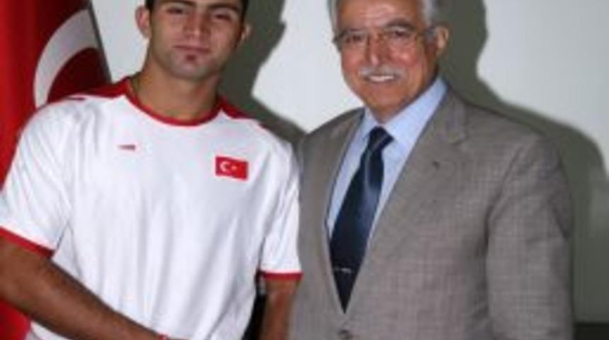 Aldırmaz başarılı sporcuyu kutladı