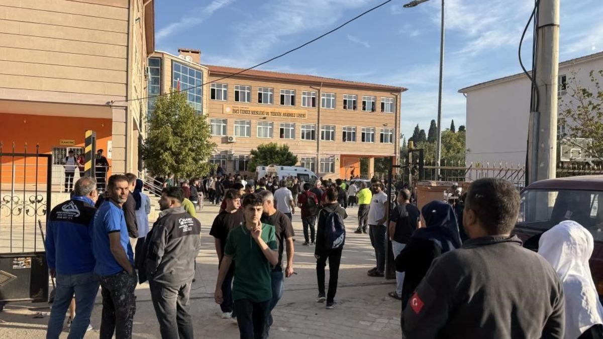 Elinde pompalı t&uuml;fek, ağzında k&uuml;f&uuml;r! Manisa daki okul saldırganını g&ouml;rg&uuml; tanıkları anlattı: "M&uuml;dahale edemezdik" 1