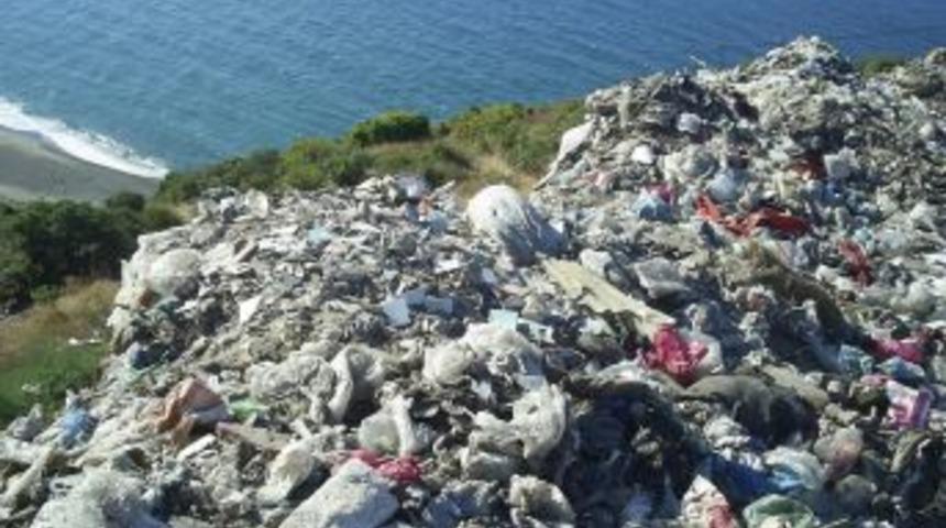 Tatil beldesindeki &ccedil;&ouml;pl&uuml;k sağlığı tehdit ediyor