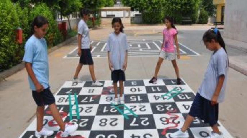 Romanlar kağıt toplamak yerine takı tasarımı &ouml;ğrenecek