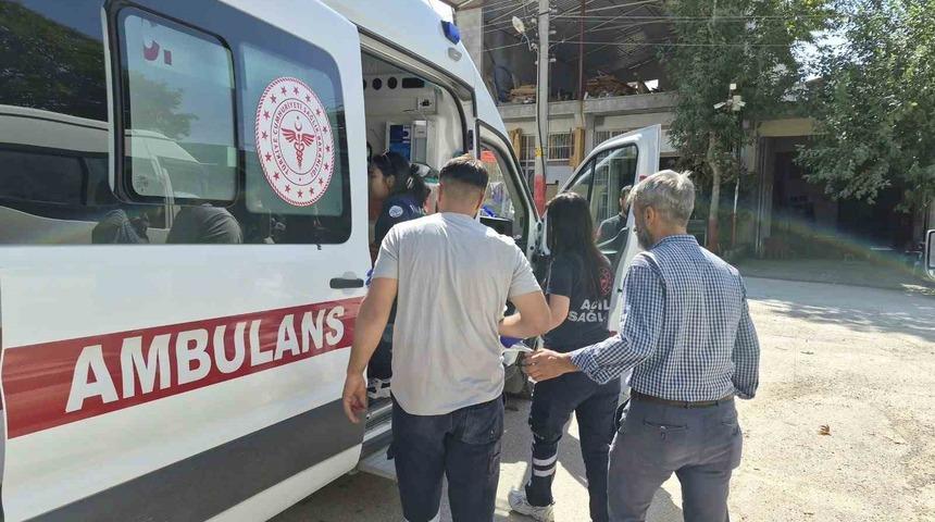 Devrilen motosikletin s&uuml;r&uuml;c&uuml;s&uuml; yaralandı