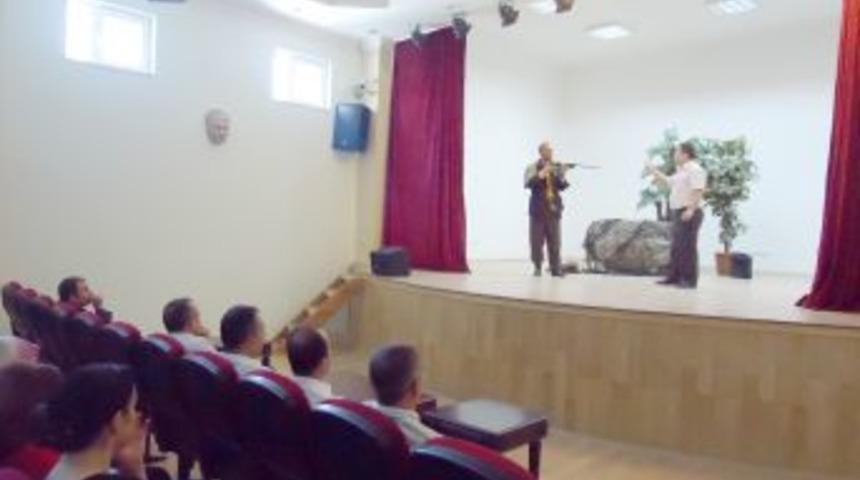 H&uuml;k&uuml;ml&uuml;lerden anlamlı tiyatro