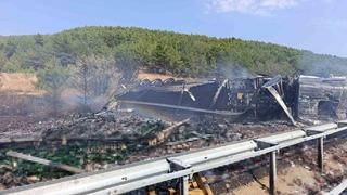 Uşak’ta bariyere çarpan alkol yüklü tır alev aldı