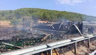 Uşak&rsquo;ta bariyere &ccedil;arpan alkol y&uuml;kl&uuml; tır alev aldı
