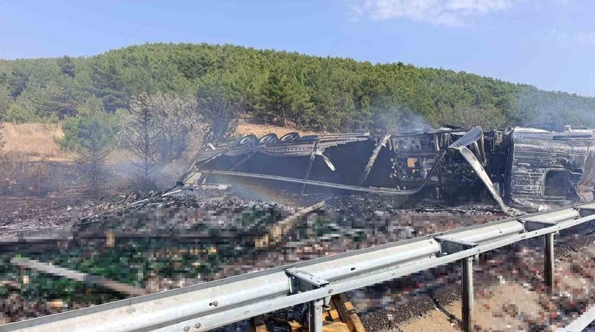 Uşak&rsquo;ta bariyere &ccedil;arpan alkol y&uuml;kl&uuml; tır alev aldı