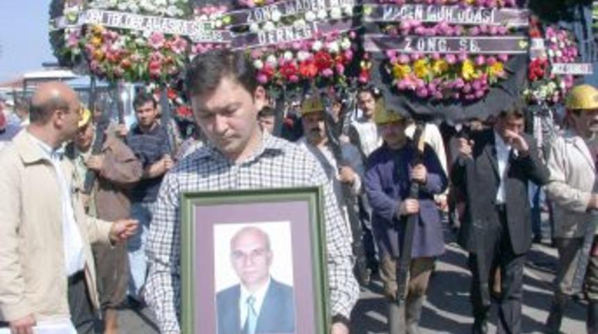 İş&ccedil;isinin bı&ccedil;aklı saldırısına uğrayan m&uuml;d&uuml;r i&ccedil;in anma t&ouml;reni d&uuml;zenlendi