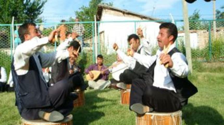 Kırşehirli davulcular, iki bayram arası d&uuml;ğ&uuml;nlere hazırlanıyor