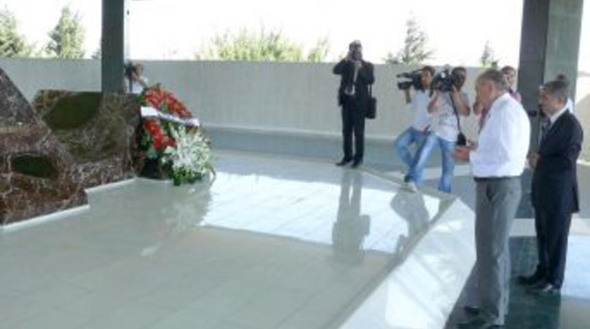 Topbaş: Demokrasi şehitlerinin başlattığı m&uuml;cadele devam ediyor